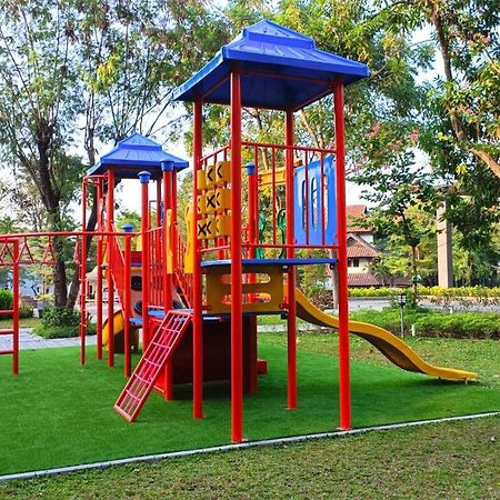 Whiz Prime Hotel Darmo Harapan Surabaya Eksteriør bilde