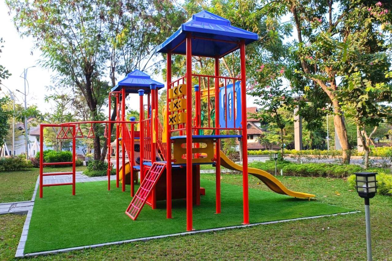 Whiz Prime Hotel Darmo Harapan Surabaya Eksteriør bilde
