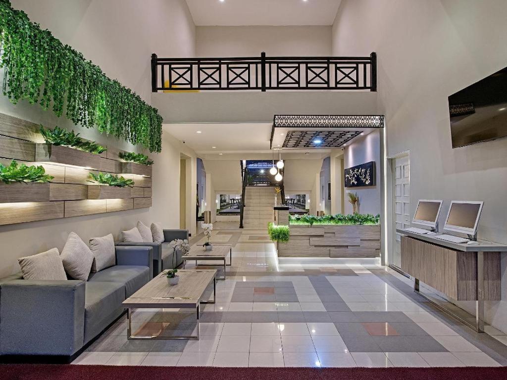 Whiz Prime Hotel Darmo Harapan Surabaya Eksteriør bilde