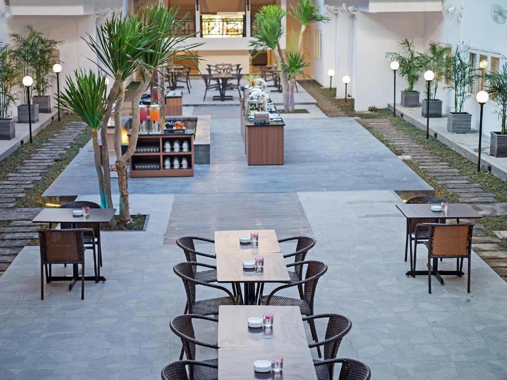 Whiz Prime Hotel Darmo Harapan Surabaya Eksteriør bilde