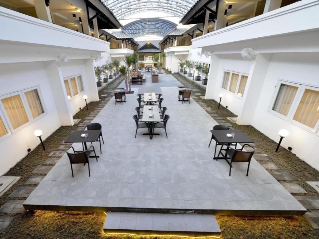 Whiz Prime Hotel Darmo Harapan Surabaya Eksteriør bilde