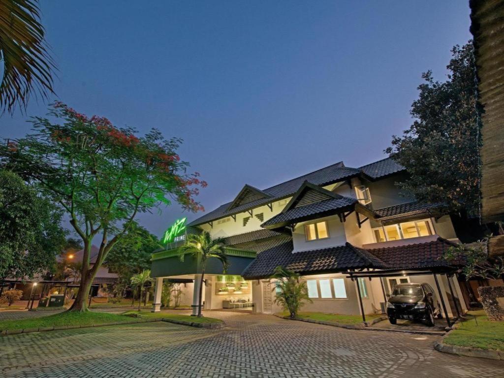 Whiz Prime Hotel Darmo Harapan Surabaya Eksteriør bilde