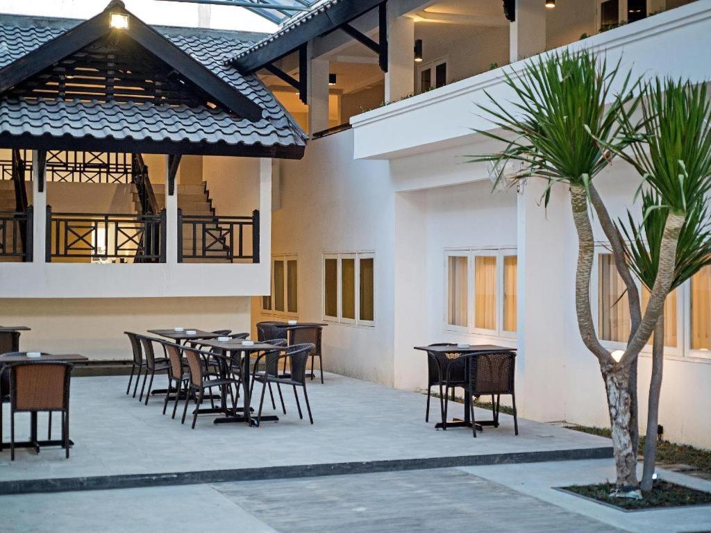 Whiz Prime Hotel Darmo Harapan Surabaya Eksteriør bilde