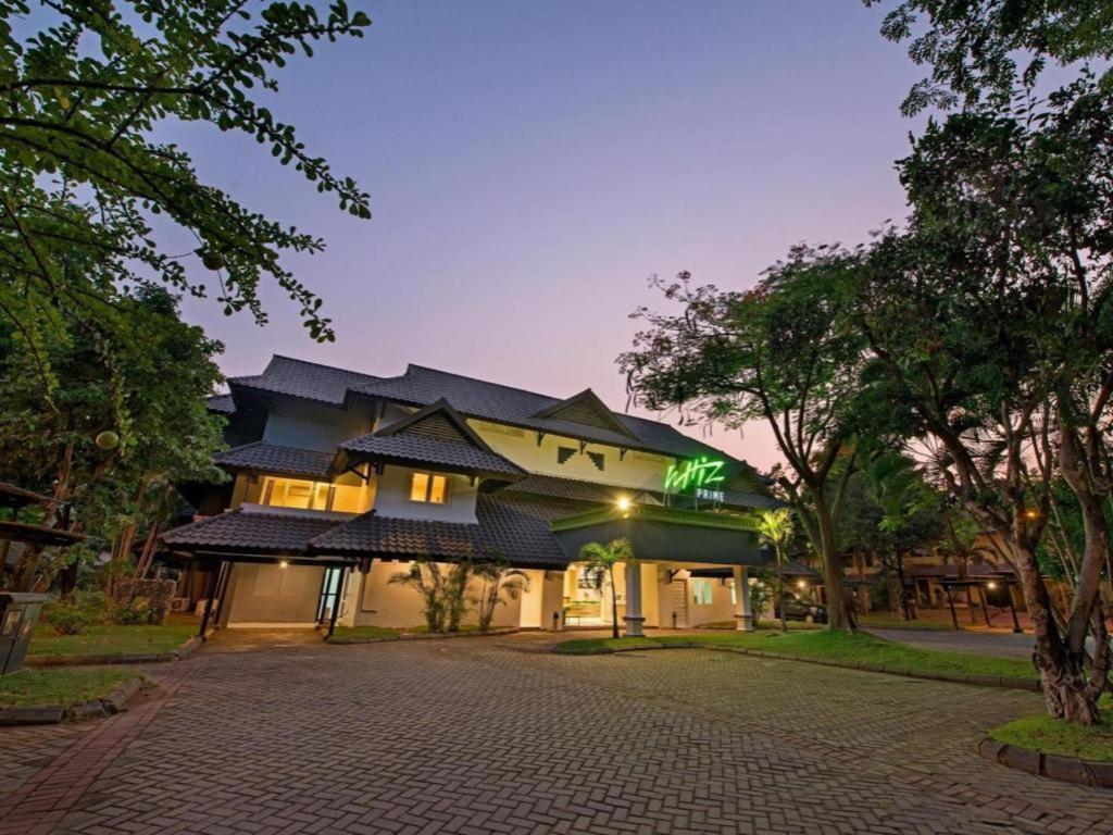 Whiz Prime Hotel Darmo Harapan Surabaya Eksteriør bilde