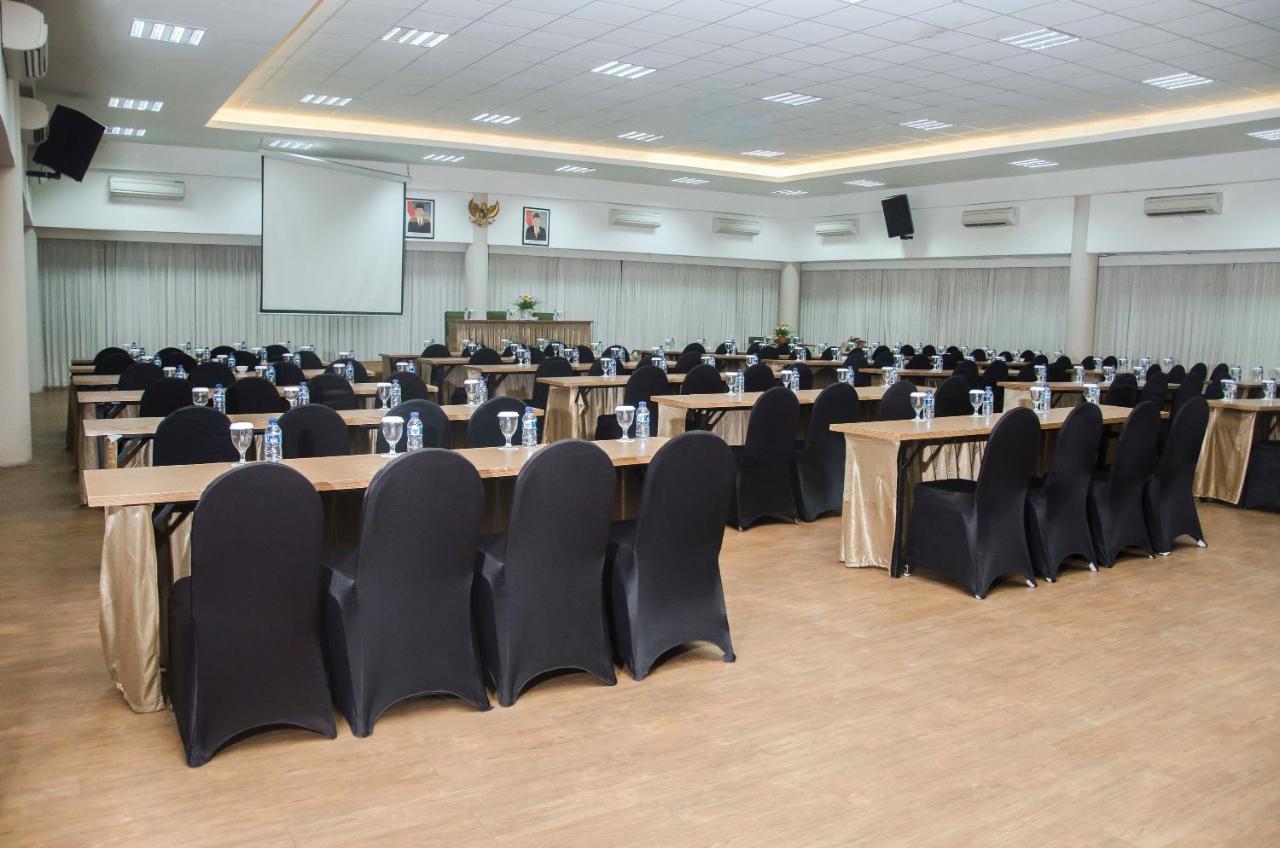 Whiz Prime Hotel Darmo Harapan Surabaya Eksteriør bilde