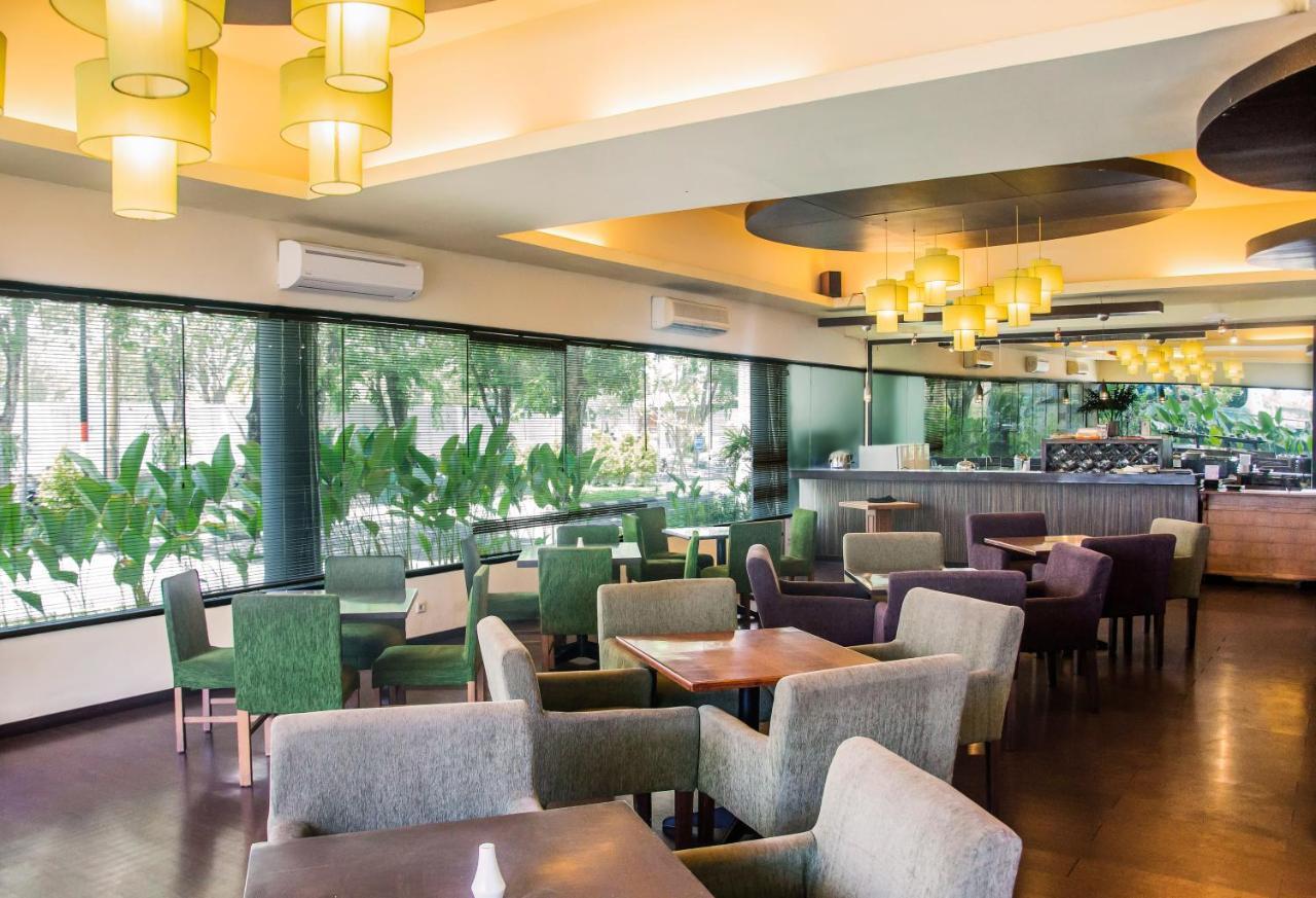 Whiz Prime Hotel Darmo Harapan Surabaya Eksteriør bilde