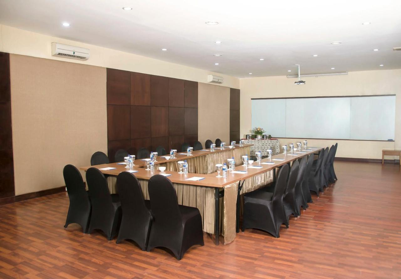 Whiz Prime Hotel Darmo Harapan Surabaya Eksteriør bilde