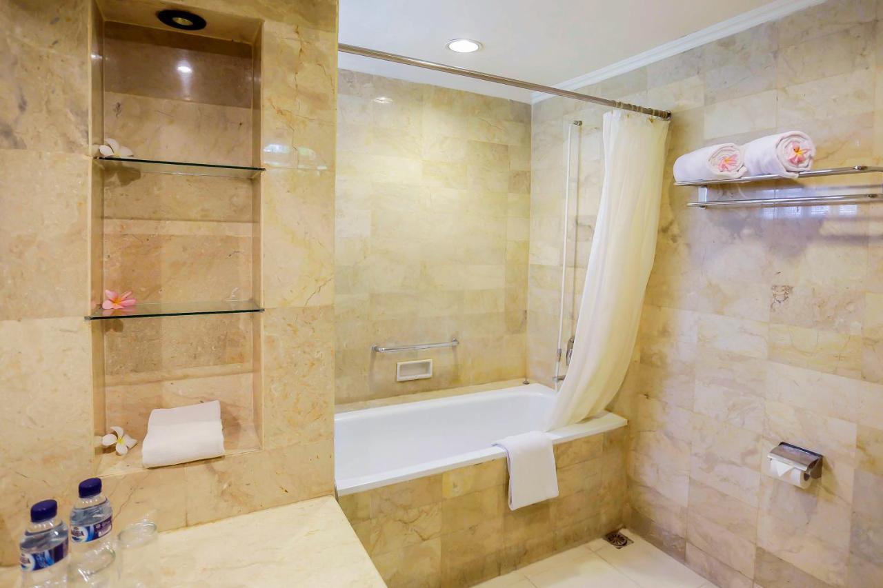 Whiz Prime Hotel Darmo Harapan Surabaya Eksteriør bilde