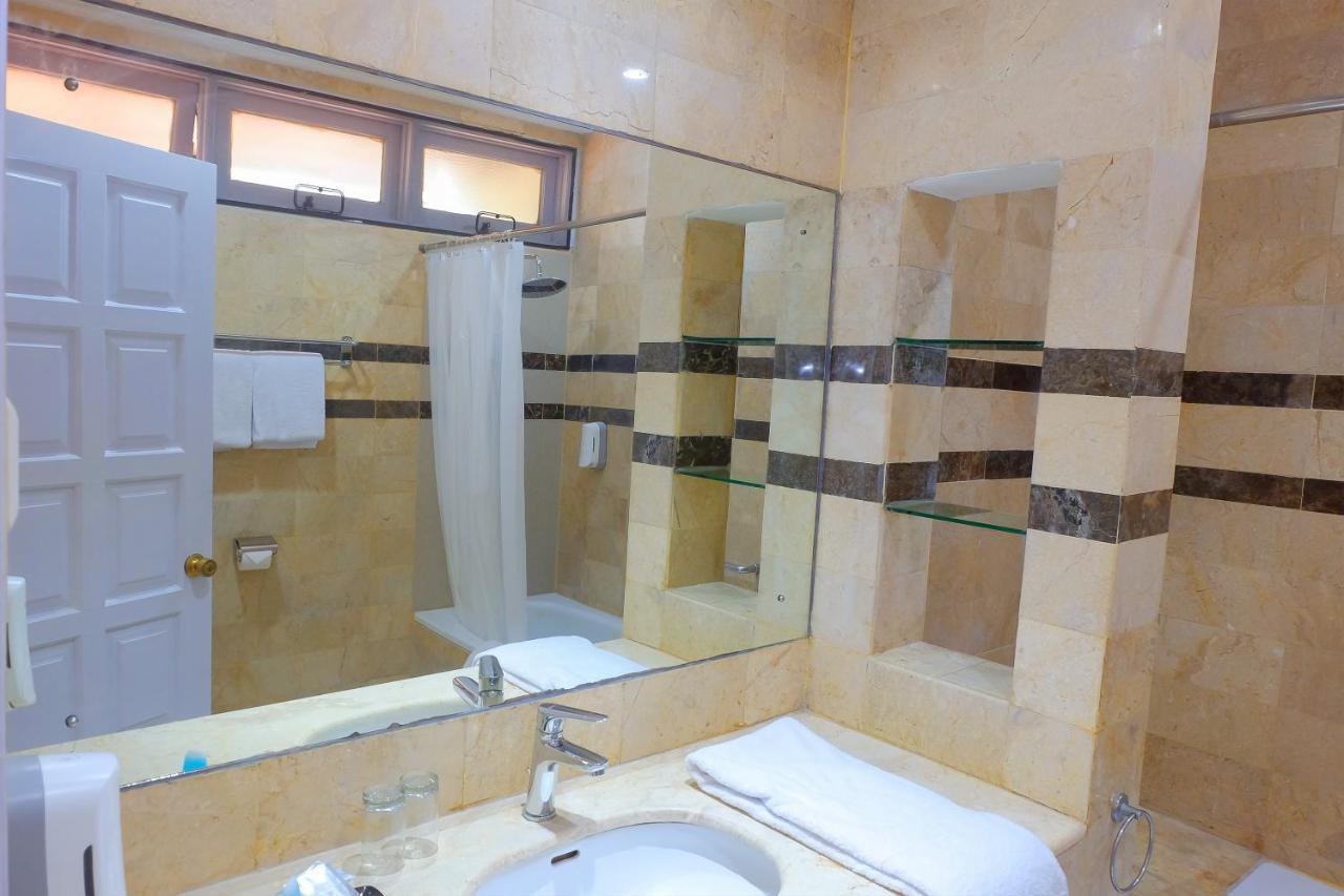 Whiz Prime Hotel Darmo Harapan Surabaya Eksteriør bilde